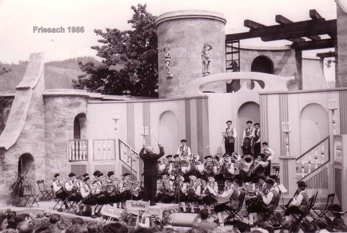 Aufnahme eines Auftritts der Trachtenkapelle Seeboden 1956 in Friesach